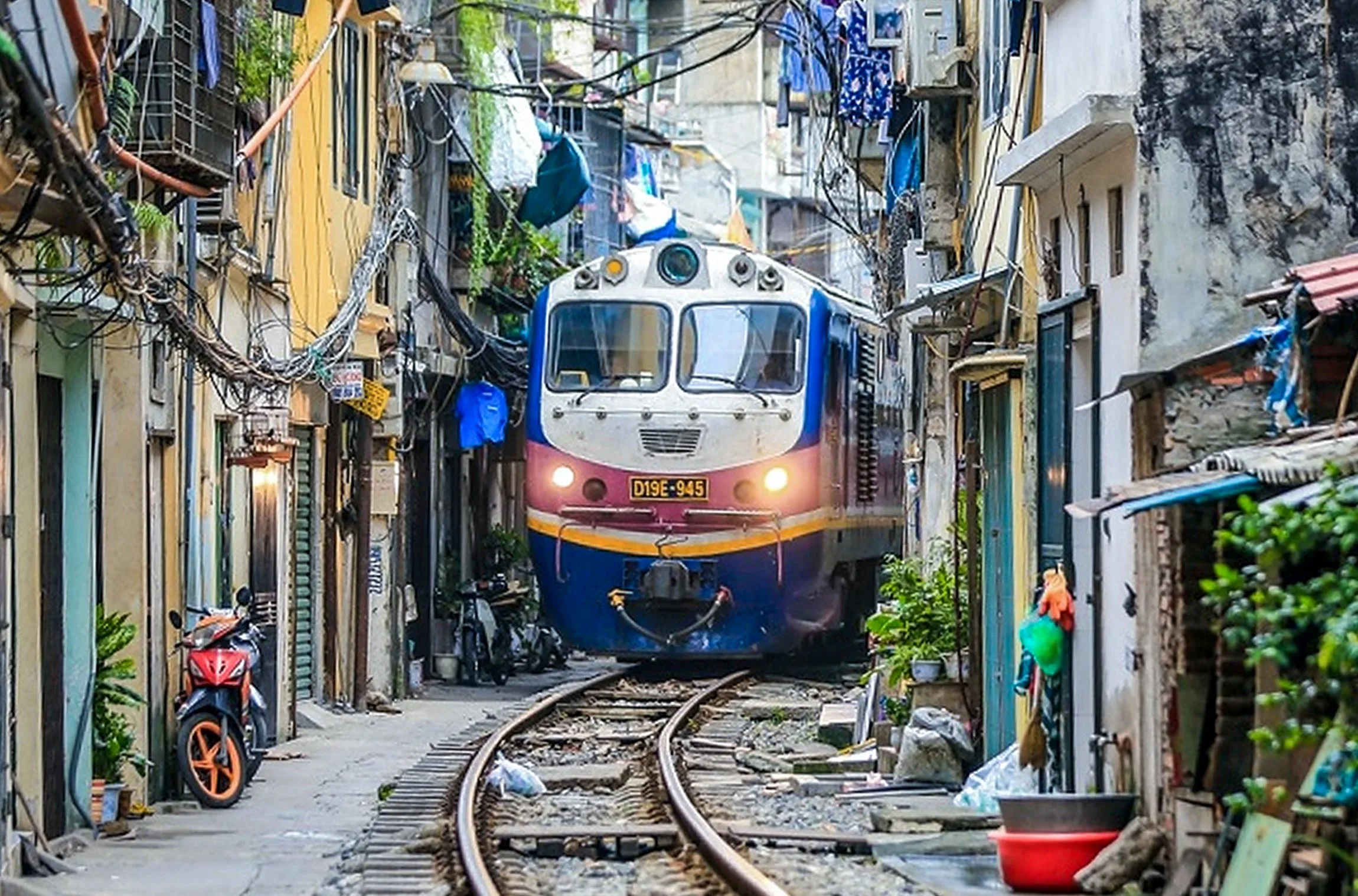 Vietnam food tours and culinary experiences — street food and vespa food tours, cooking classes, coffee experiences and floating market tours in Hanoi, Saigon, Hoi An and the Mekong Delta